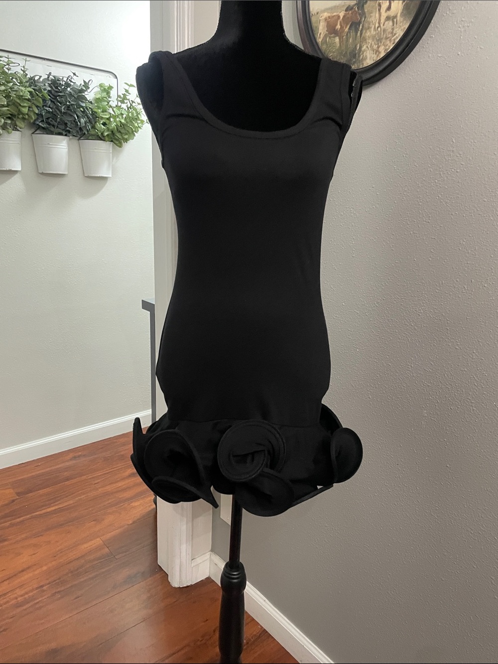 BLAQUE LABEL BLACK DRESS. 
SHORT VOLUMINOUS WIRE SPIRALS ON THE BOTTOM